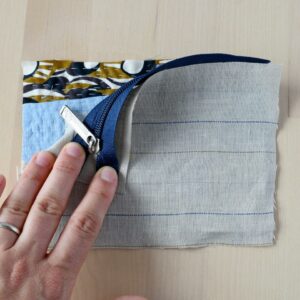 Sew zipper scaled - etmdesigns.eu - Embroidered zipper pouch tutorial - 4 https://etmdesigns.eu/2021/06/14/embroidered-zipper-pouch-tutorial/ -